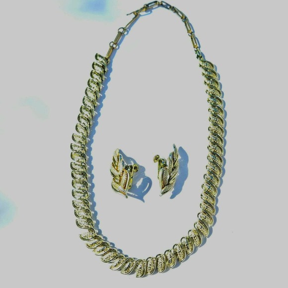 Gilded Glamour: Vintage Coro S-Link Necklace & Leaf Earrings Set - Picture 4 of 14